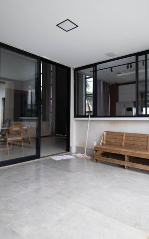 Casa de condomínio à venda com 330m², 4 quartos e 3 vagas Casa de condomínio à venda com 330m², 4 quartos e 3 vagasVaranda