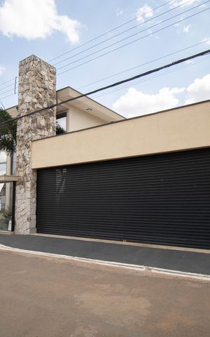 Casa de condomínio à venda com 330m², 4 quartos e 3 vagas Casa de condomínio à venda com 330m², 4 quartos e 3 vagasFachada