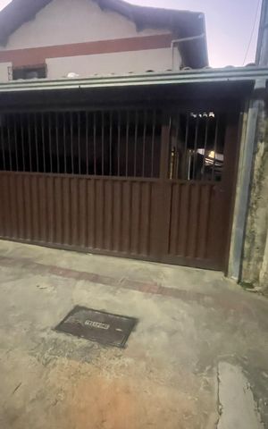Casa à venda com 60m², 2 quartos e 1 vaga Casa à venda com 60m², 2 quartos e 1 vagaFachada