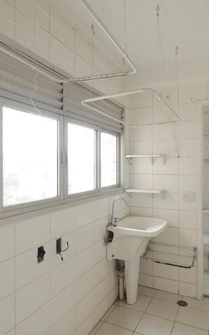 Apartamento para alugar com 123m², 4 quartos e 2 vagas Apartamento para alugar com 123m², 4 quartos e 2 vagasCozinha e Área de Serviço