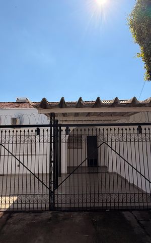 Casa para alugar com 266m², 2 quartos e 2 vagas Casa para alugar com 266m², 2 quartos e 2 vagasFachada