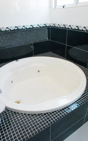 Casa à venda com 450m², 6 quartos e 3 vagasBanheiro da Suíte 1