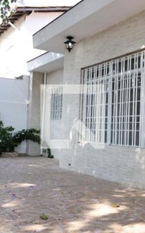 Casa à venda com 266m², 3 quartos e 3 vagas Casa à venda com 266m², 3 quartos e 3 vagasÁrea externa