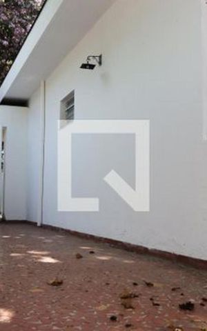 Casa à venda com 266m², 3 quartos e 3 vagas Casa à venda com 266m², 3 quartos e 3 vagasÁrea externa