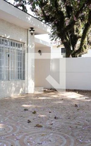 Casa à venda com 266m², 3 quartos e 3 vagas Casa à venda com 266m², 3 quartos e 3 vagasÁrea externa