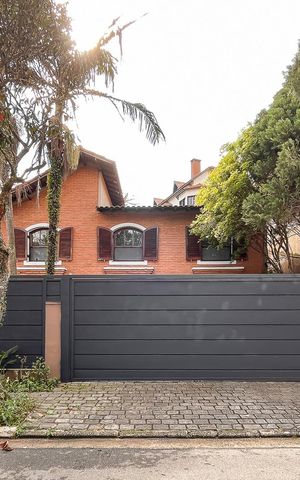 Casa à venda com 270m², 3 quartos e 4 vagasFachada + plaquinha
