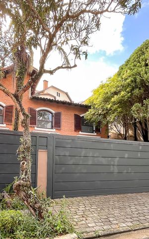 Casa à venda com 270m², 3 quartos e 4 vagasFachada + plaquinha
