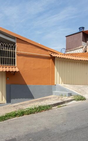 Casa para alugar com 300m², 3 quartos e 3 vagas Casa para alugar com 300m², 3 quartos e 3 vagasFachada Rua lateral