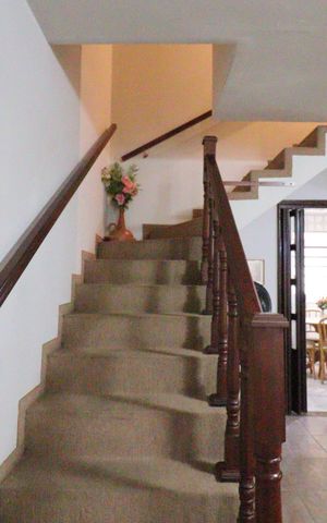 Casa à venda com 139m², 2 quartos e 2 vagasEscada