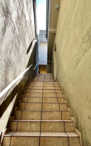 Casa à venda com 310m², 5 quartos e 3 vagas Casa à venda com 310m², 5 quartos e 3 vagasEscada