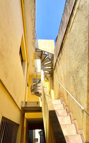 Casa à venda com 310m², 5 quartos e 3 vagas Casa à venda com 310m², 5 quartos e 3 vagasEscada