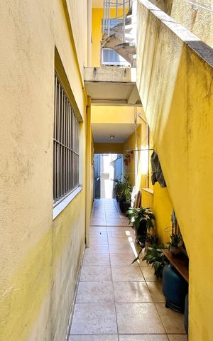 Casa à venda com 310m², 5 quartos e 3 vagas Casa à venda com 310m², 5 quartos e 3 vagasCorredor das Casas