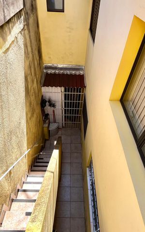 Casa à venda com 310m², 5 quartos e 3 vagas Casa à venda com 310m², 5 quartos e 3 vagasEscada