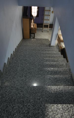 Casa à venda com 320m², 4 quartos e 2 vagasEscada