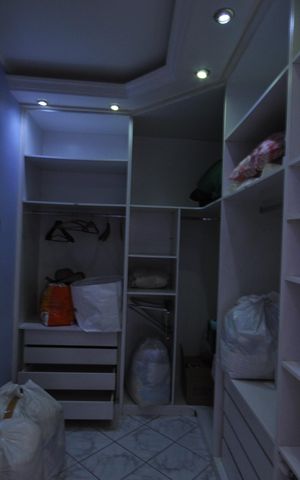 Casa à venda com 320m², 4 quartos e 2 vagasCloset