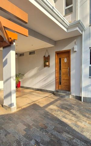 Casa à venda com 177m², 3 quartos e 2 vagas Casa à venda com 177m², 3 quartos e 2 vagasGaragem