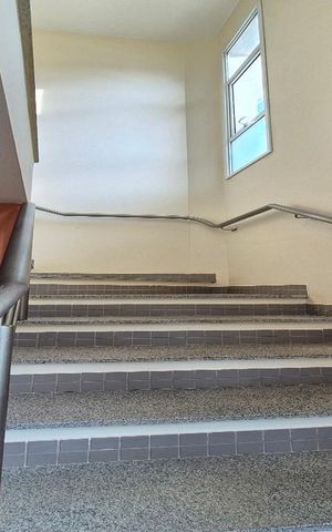 Casa à venda com 177m², 3 quartos e 2 vagas Casa à venda com 177m², 3 quartos e 2 vagasEscada