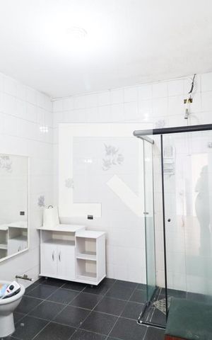Casa de condomínio para alugar com 180m², 3 quartos e 2 vagas Casa de condomínio para alugar com 180m², 3 quartos e 2 vagasBanheiro social