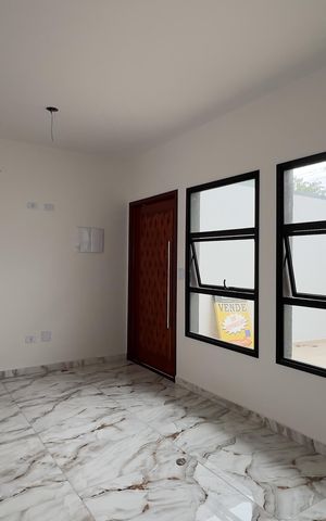 Casa à venda com 100m², 3 quartos e 2 vagas Casa à venda com 100m², 3 quartos e 2 vagasSala
