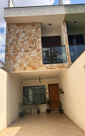 Casa à venda com 180m², 3 quartos e 2 vagas Casa à venda com 180m², 3 quartos e 2 vagasFachada