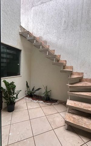 Casa à venda com 180m², 3 quartos e 2 vagas Casa à venda com 180m², 3 quartos e 2 vagasEscada