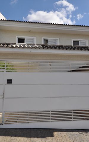 Casa à venda com 94m², 3 quartos e 2 vagasFachada