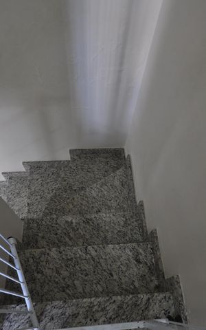 Casa à venda com 94m², 3 quartos e 2 vagasEscada