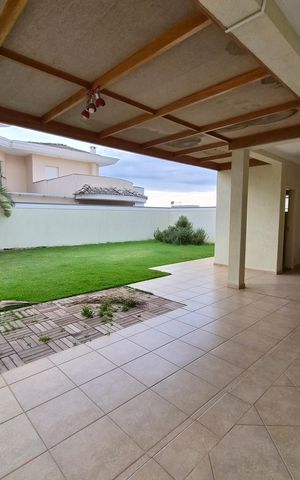 Casa de condomínio para alugar com 312m², 3 quartos e 4 vagas Casa de condomínio para alugar com 312m², 3 quartos e 4 vagasÁrea externa