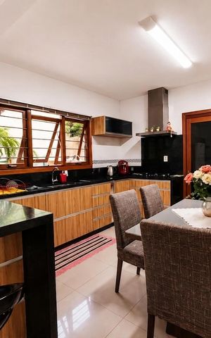 Casa para alugar com 242m², 4 quartos e 2 vagas Casa para alugar com 242m², 4 quartos e 2 vagasCozinha
