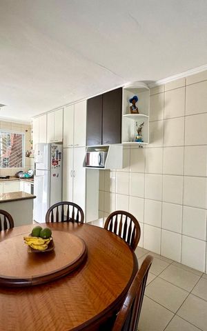 Casa à venda com 168m², 3 quartos e 5 vagas Casa à venda com 168m², 3 quartos e 5 vagasCozinha