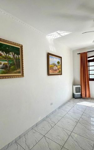 Casa à venda com 168m², 3 quartos e 5 vagas Casa à venda com 168m², 3 quartos e 5 vagasSala