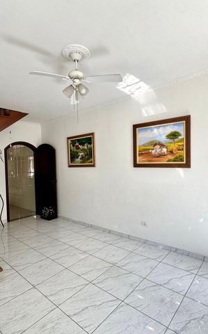 Casa à venda com 168m², 3 quartos e 5 vagas Casa à venda com 168m², 3 quartos e 5 vagasSala