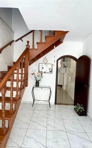 Casa à venda com 168m², 3 quartos e 5 vagas Casa à venda com 168m², 3 quartos e 5 vagasSala