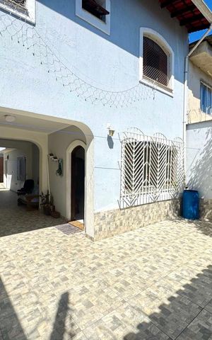 Casa à venda com 168m², 3 quartos e 5 vagas Casa à venda com 168m², 3 quartos e 5 vagasQuintal - Garagem