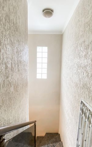 Casa para alugar com 100m², 3 quartos e 4 vagas Casa para alugar com 100m², 3 quartos e 4 vagasEscada