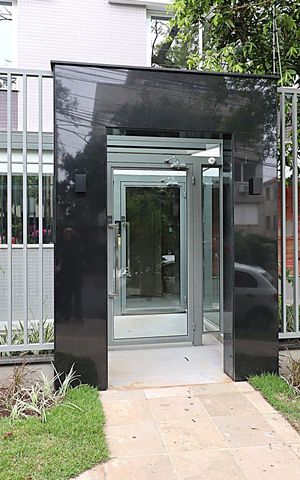 Apartamento para alugar com 70m², 2 quartos e 1 vagaFachada e portaria