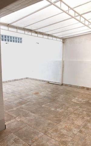 Casa à venda com 140m², 2 quartos e 3 vagas Casa à venda com 140m², 2 quartos e 3 vagasQuintal