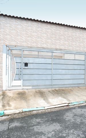 Casa à venda com 140m², 2 quartos e 3 vagas Casa à venda com 140m², 2 quartos e 3 vagasFachada