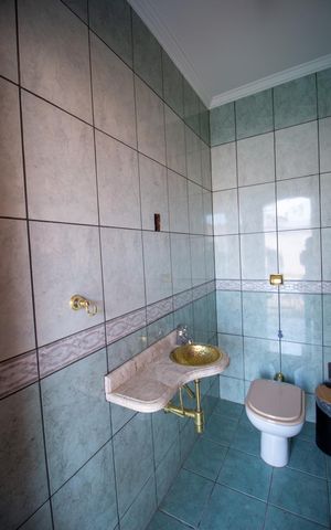 Casa de condomínio para alugar com 315m², 3 quartos e 4 vagas Casa de condomínio para alugar com 315m², 3 quartos e 4 vagasBanheiro de serviço