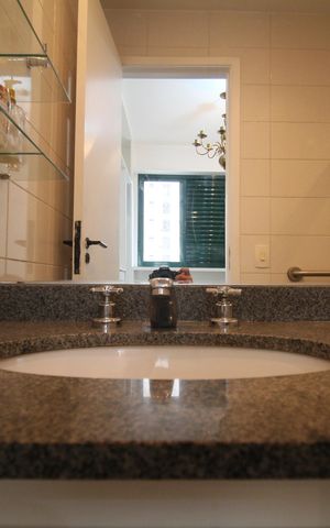 Apartamento à venda com 74m², 2 quartos e 2 vagasBanheiro da Suíte