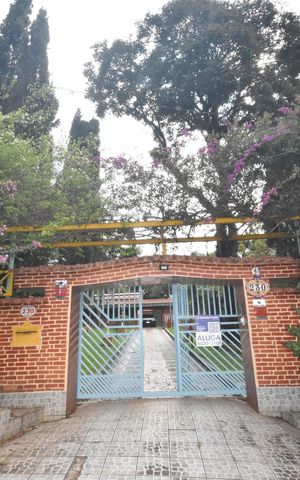 Casa para alugar com 650m², 4 quartos e 6 vagas Casa para alugar com 650m², 4 quartos e 6 vagasfachada da entrada com placa de aluga cod UYLW 724