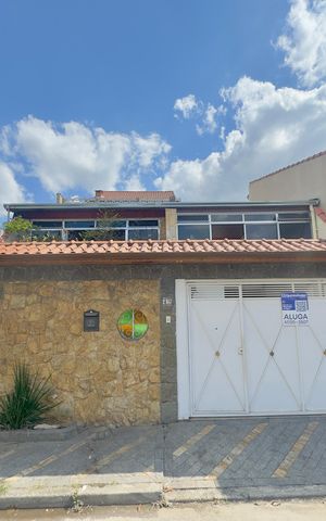 Casa para alugar com 150m², 1 quarto e 1 vagaPlaca instalada na fachada do imóvel 