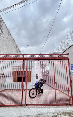 Casa para alugar com 100m², 3 quartos e 2 vagasFachada com Plaquinha