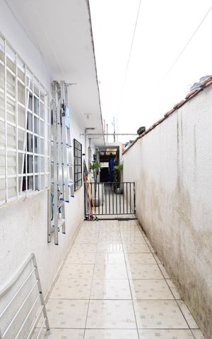 Casa à venda com 62m², 3 quartos e 2 vagasCorredor lateral