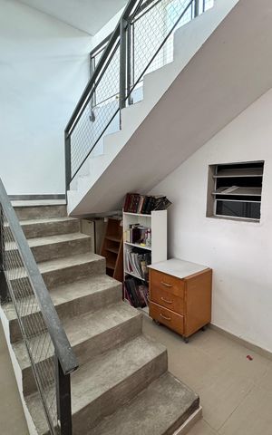 Casa de condomínio para alugar com 239m², 3 quartos e 2 vagas Casa de condomínio para alugar com 239m², 3 quartos e 2 vagasEscada