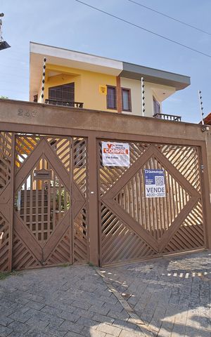 Casa à venda com 241m², 5 quartos e 6 vagasFachada