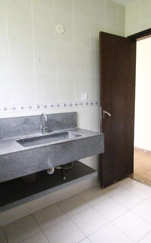 Casa de condomínio para alugar com 371m², 4 quartos e 4 vagasBanheiro
