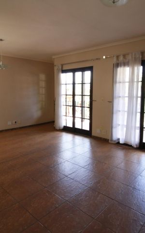 Casa de condomínio para alugar com 371m², 4 quartos e 4 vagasSala