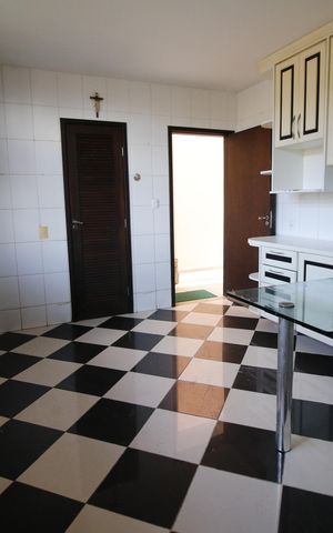 Casa de condomínio para alugar com 371m², 4 quartos e 4 vagasCozinha