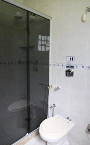 Casa de condomínio para alugar com 371m², 4 quartos e 4 vagasBanheiro